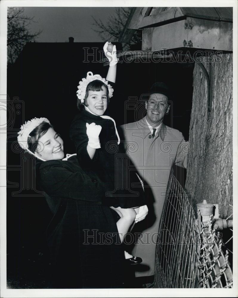 1958 Press Photo AttyJoe Ward daughter Mary hold a Easter egg with sister Cathy - Historic Images