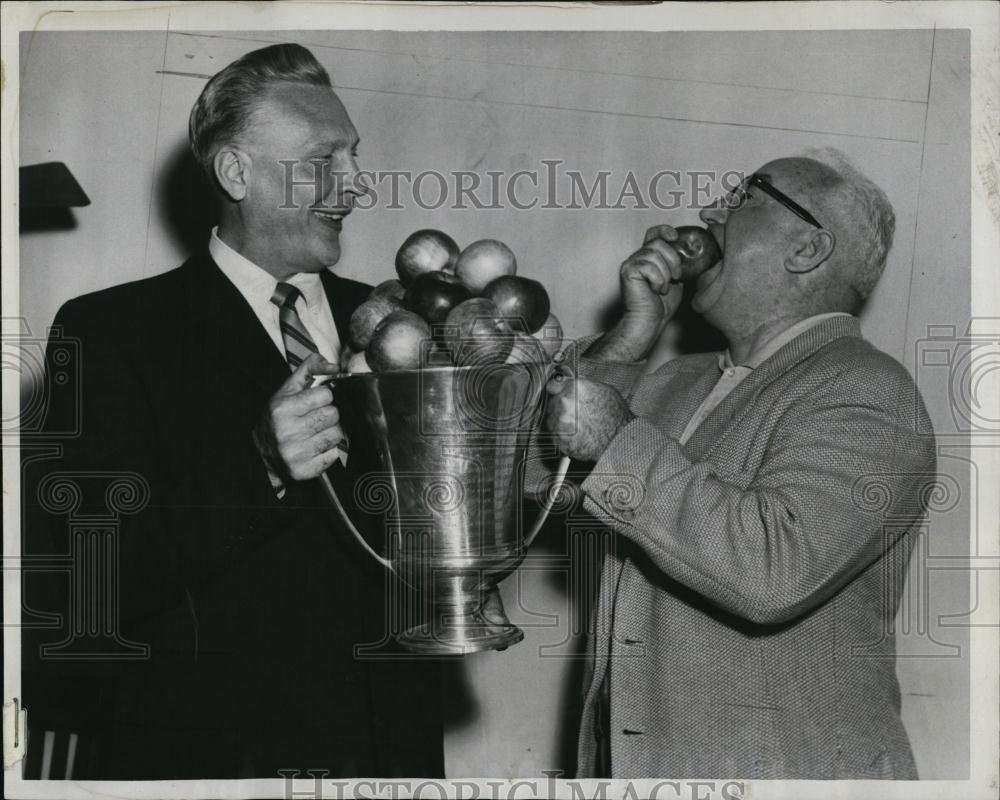 1958 Press Photo Harry Watling US Agricultural Service John O&#39;Connor American - Historic Images