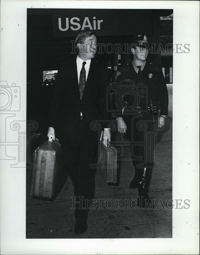 1990 Press Photo Governor William Weld Leaving Airport For Meeting - RSL43373 - Historic Images