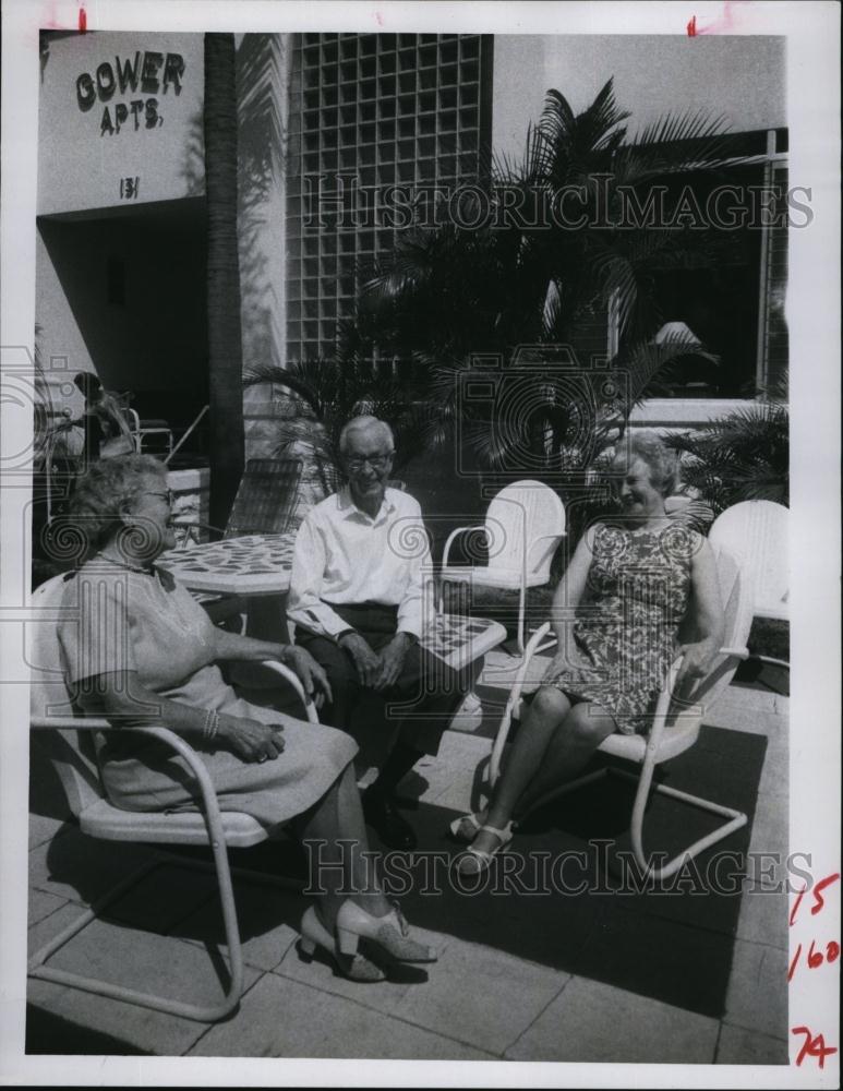 1970 Press Photo Joan Azhrend Mr Mrs Land apartment house - RSL91133 - Historic Images