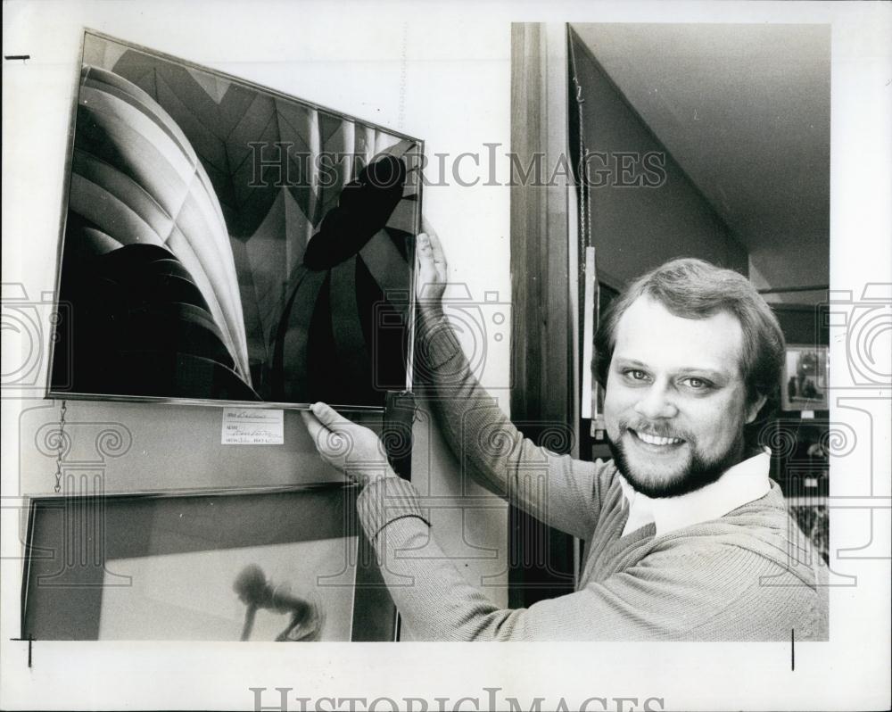 1979 Press Photo Russ Porter points to his photo of balloons contest winner - Historic Images