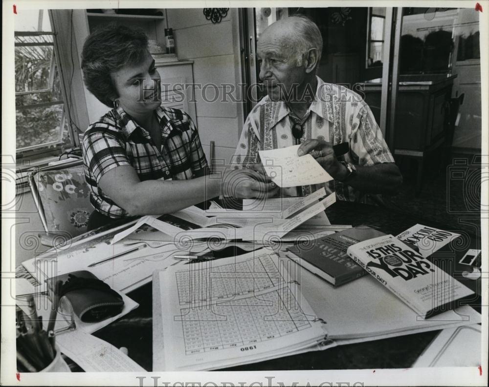 1980 Press Photo Biorhythmists, Glenda Joyce &amp; George Thommen &amp; book &quot;Is This Yo - Historic Images