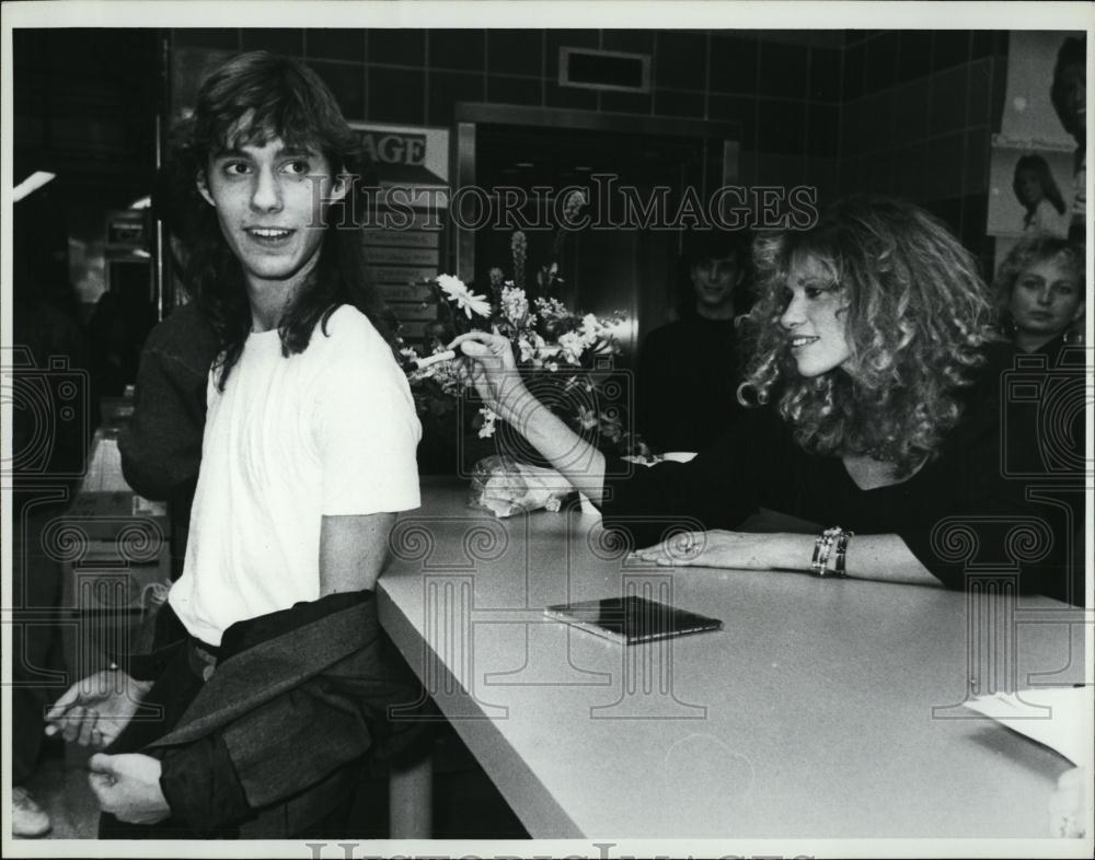 Press Photo Singer-Songwriter, Musician And Children&#39;s Author Carly Simon - Historic Images