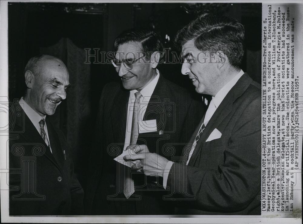 1957 Press Photo Prof Harrie S Massey & William Blackband, Prof S Poloskov - Historic Images
