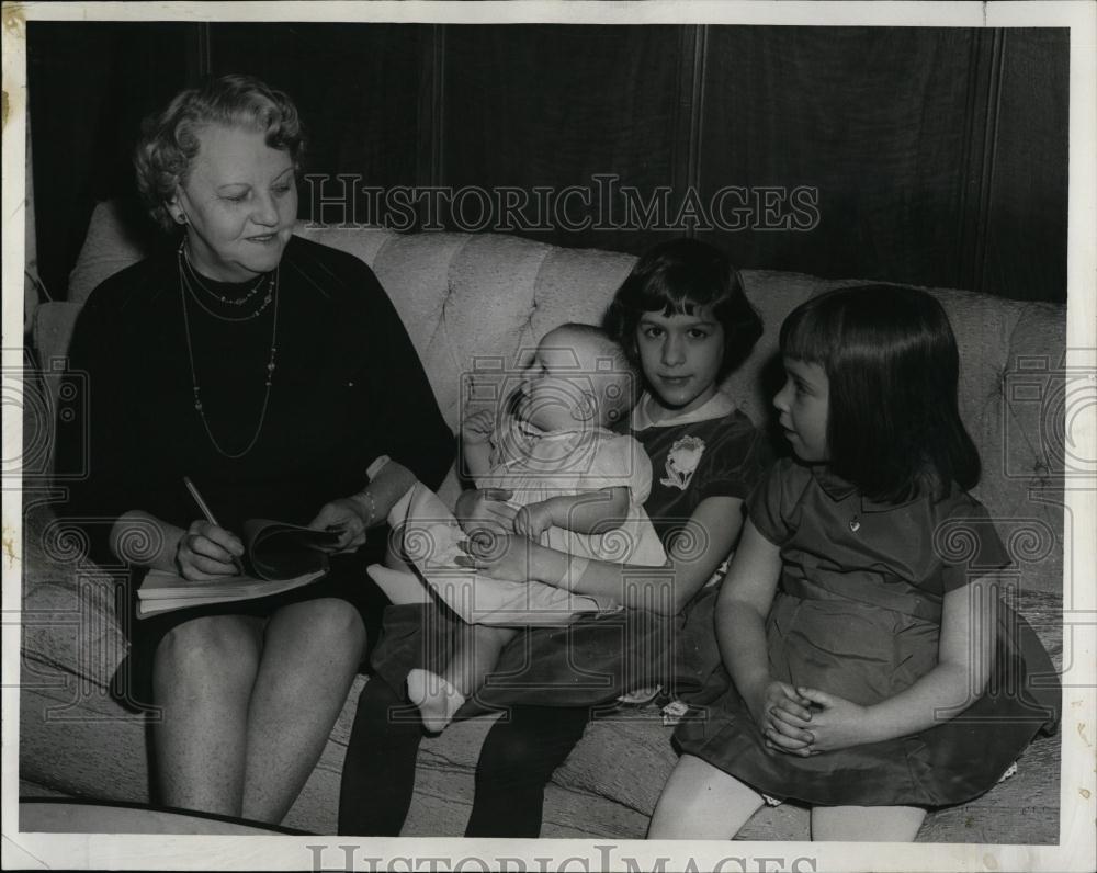 1961 Press Photo Mrs Nathan Daniels, Brookline Hospital Woman&#39;s Auxiliary - Historic Images