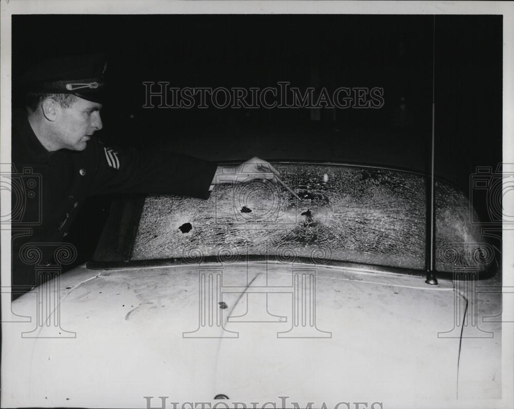 Press Photo Sgt Allan MacIssac of Medford Police points to buttlet holes fired - Historic Images