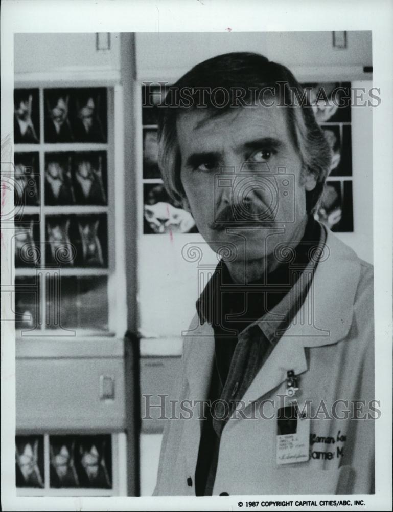 1987 Press Photo Buck James Series Actor Dennis Weaver Scene Closeup - RSL41429 - Historic Images