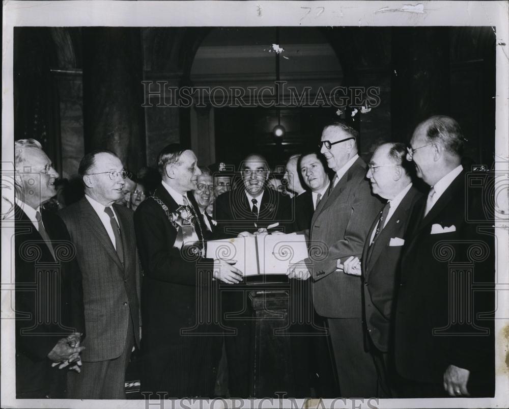 1957 Press Photo Mr Hutchinson Citation Mayor Briscoe - RSL88895 - Historic Images