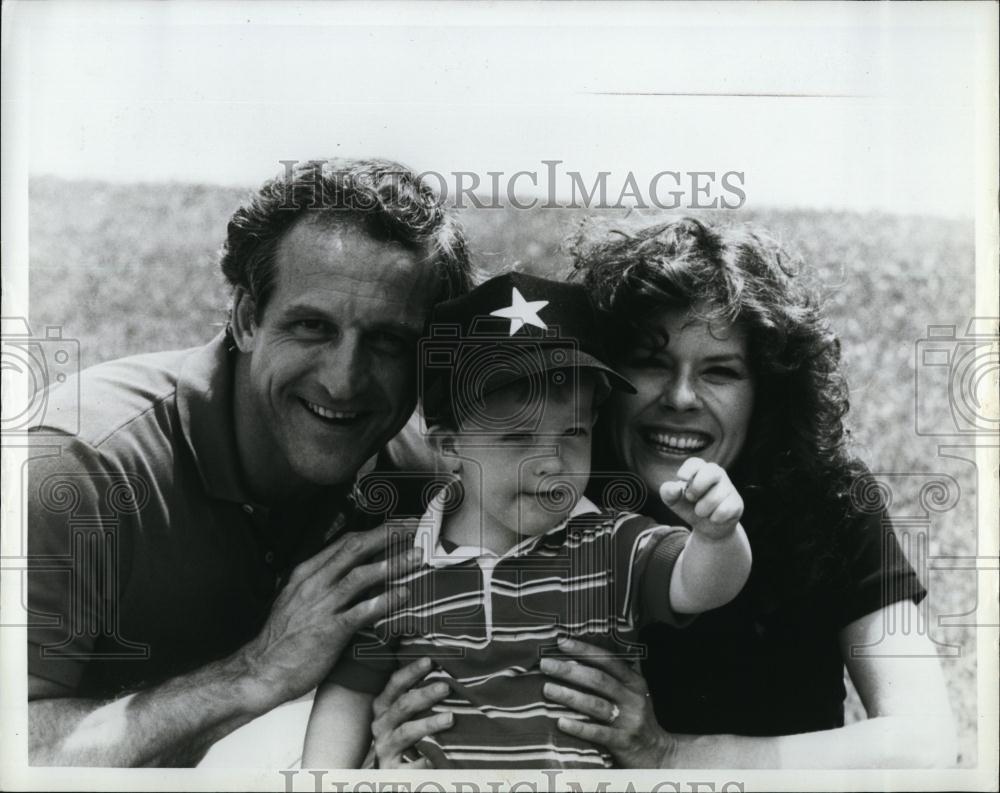 1983 Press Photo Actor Daniel Travanti, Jobeth Williams &amp; Nicholas Berkshire - Historic Images
