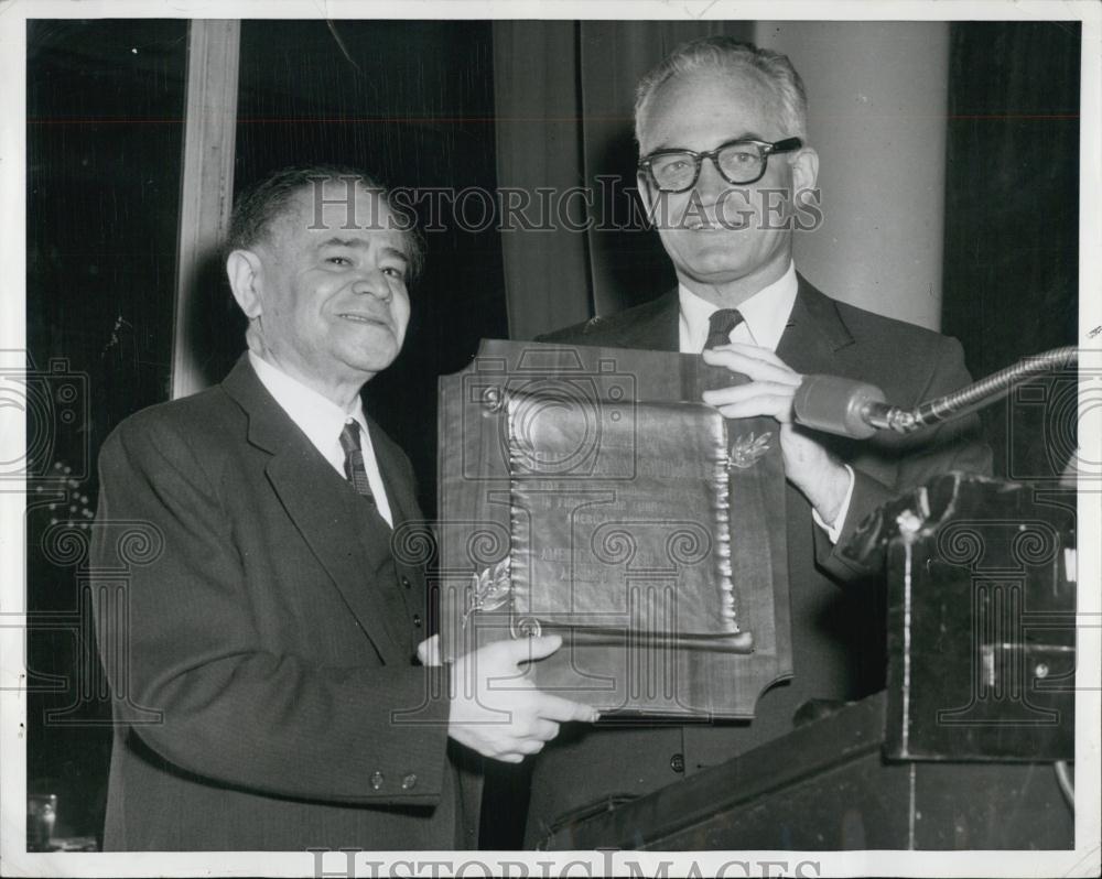 1959 Press Photo George Sokolsky Awards PLaque To Sen Barry Goldwater - Historic Images