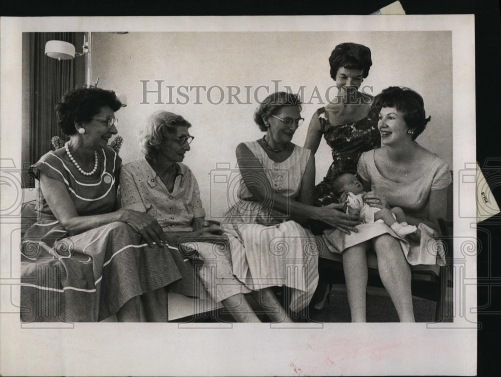 1961 Press Photo Mrs Albert Hoyt &amp; 4 more generations of her family - RSL95847 - Historic Images