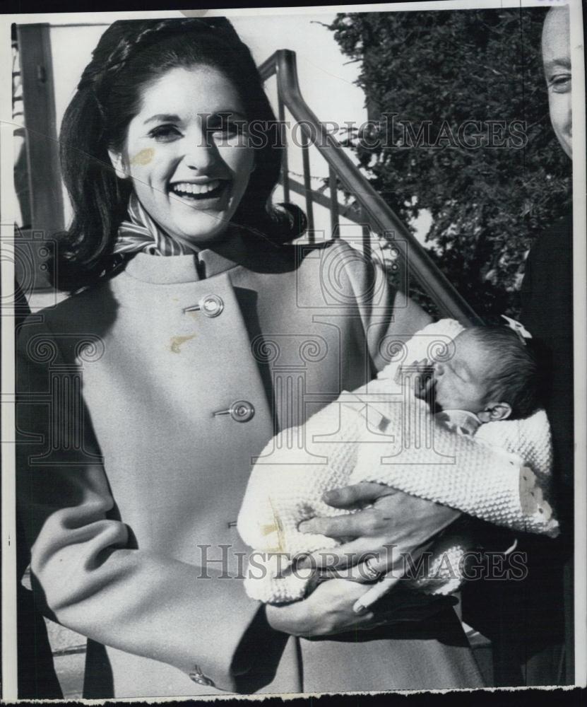 1968 Press Photo Lynda Johnson-Robb Daughter President With Daughter Lucinda - Historic Images