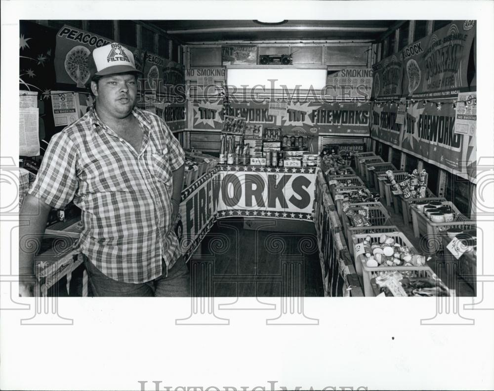 1987 Press Photo Kevin Lyman &amp; his fireworks stand in New Port Richie, Fla - Historic Images