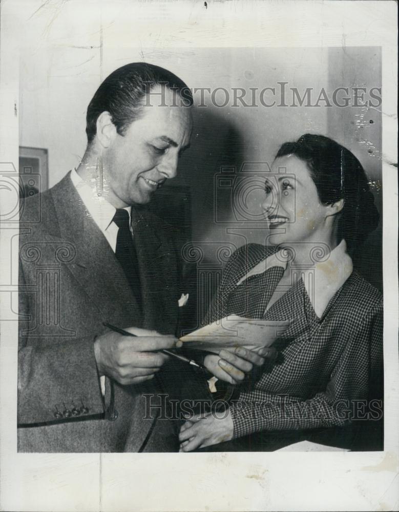 1950 Press Photo Ruth Warrick, Actress With Carl Neubert With Wedding License - Historic Images