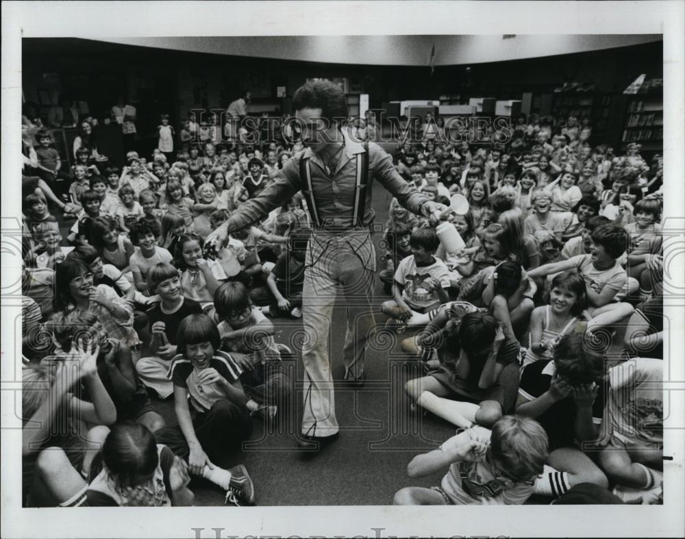 1981 Press Photo Setve Zehr entertained Children of Quail Hollow Elementary Sch - Historic Images