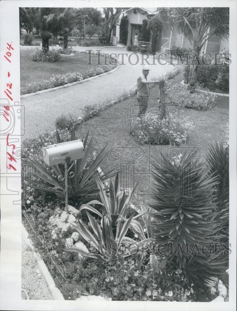 1971 Press Photo Gulfport lawn Mr Mrs Ben Campodonico - RSL63507 - Historic Images