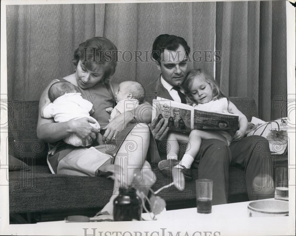 1967 Press Photo Performance Artist Erbele and Isa Thomas with their kids - Historic Images