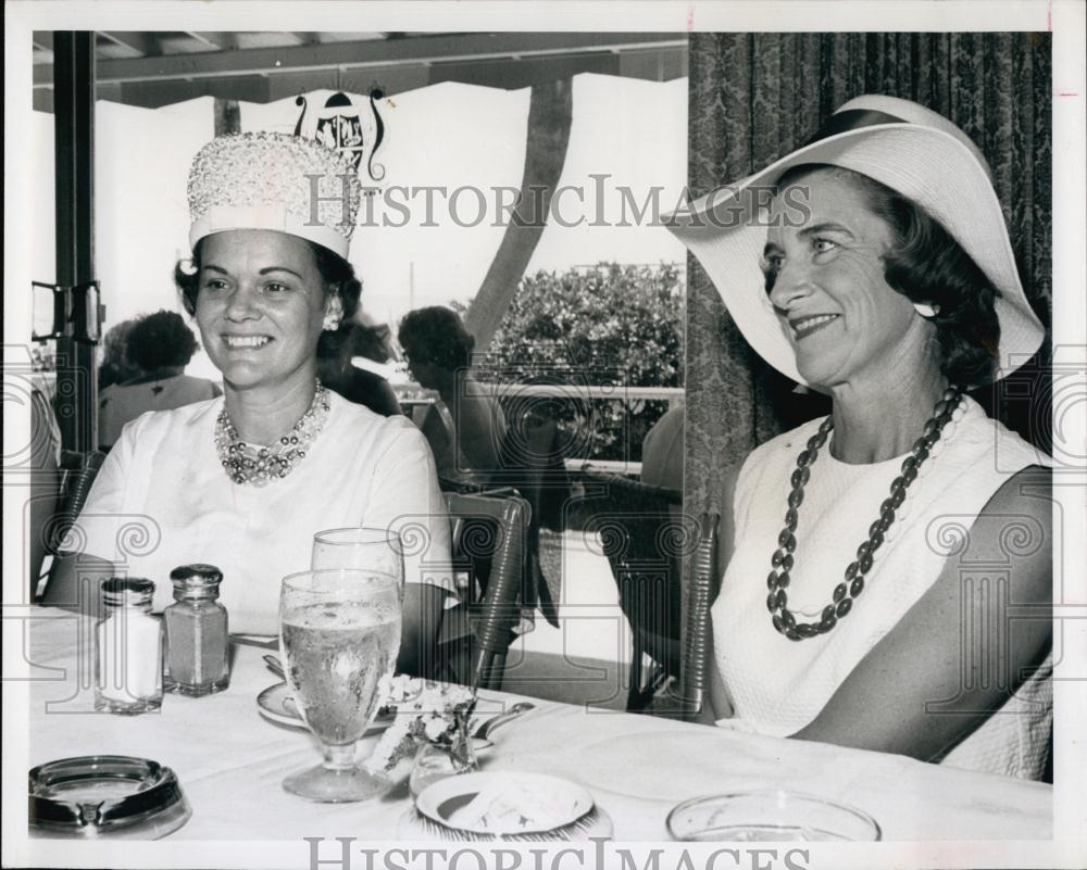 1964 Press Photo Mrs Donald JTolle and Mrs Ronals Strain at the Bath Club - Historic Images