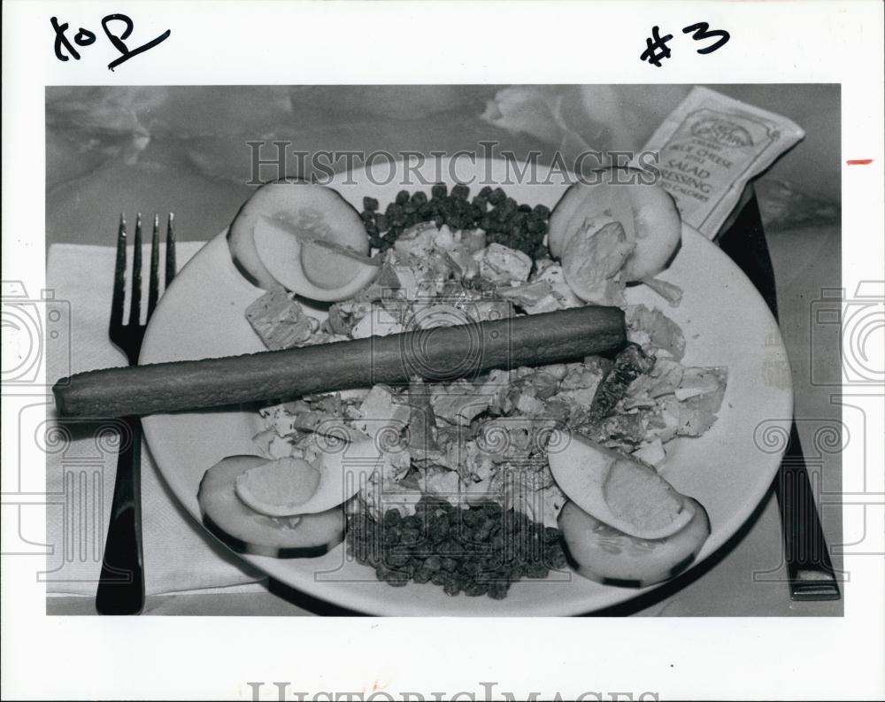 1982 Press Photo Tofu and egg salad Ziggys Cafe Restaurant - RSL69341 - Historic Images