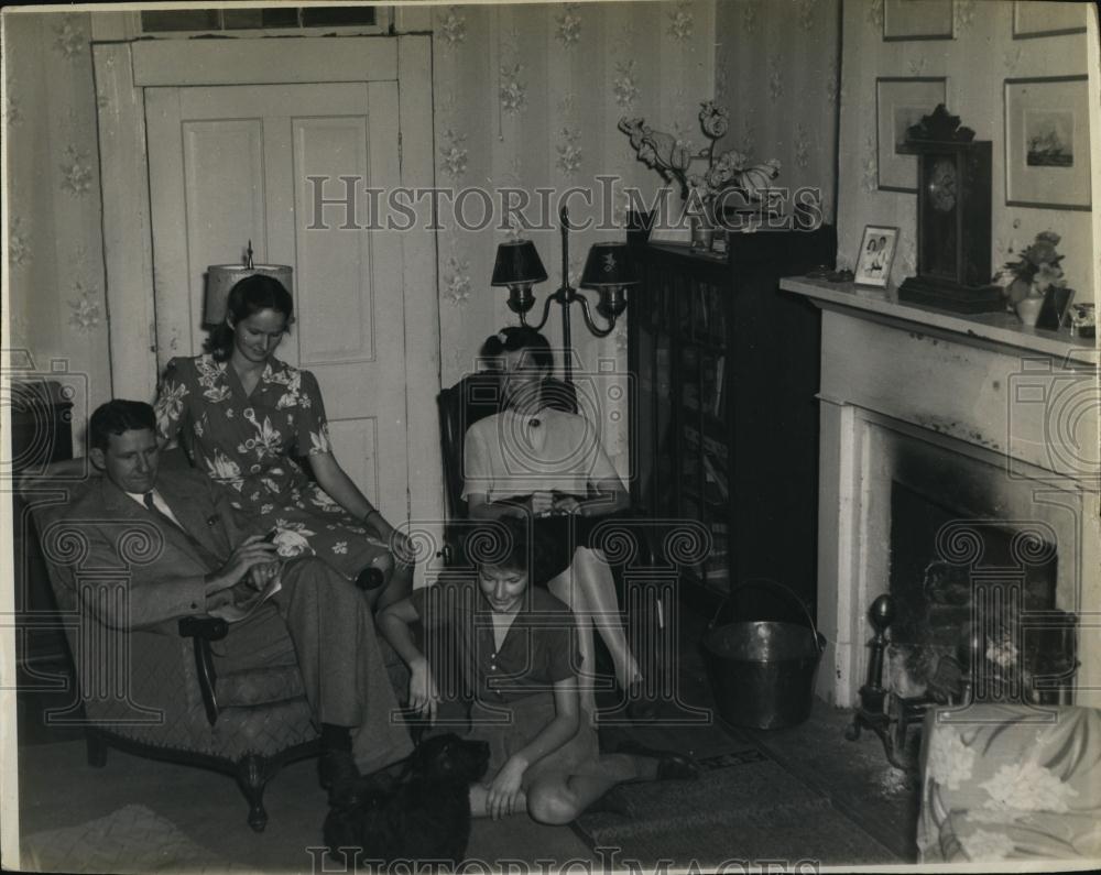 1945 Press Photo Florida Governor Millard Caldwell and Family - RSL95755 - Historic Images