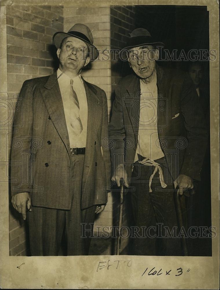 1941 Press Photo Edward Oulton Prisoner &amp; Court Officer Paul Klose - RSL78397 - Historic Images