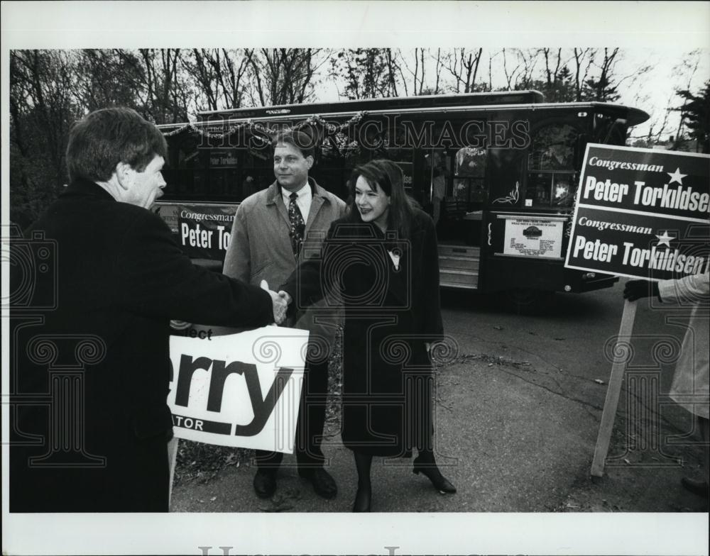 1996 Press Photo Peter Torkildsen and wife Gail greet campaign supporters - Historic Images