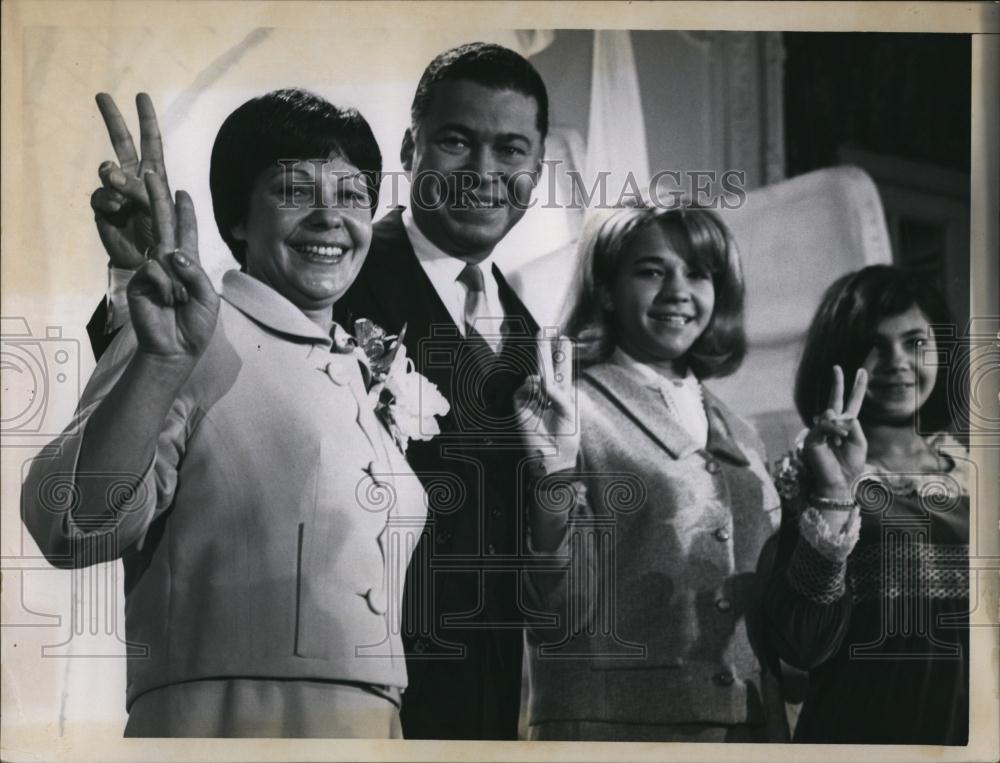 1965 Press Photo Mrs Brook, Atty Gen Brook & their children - RSL88951 - Historic Images