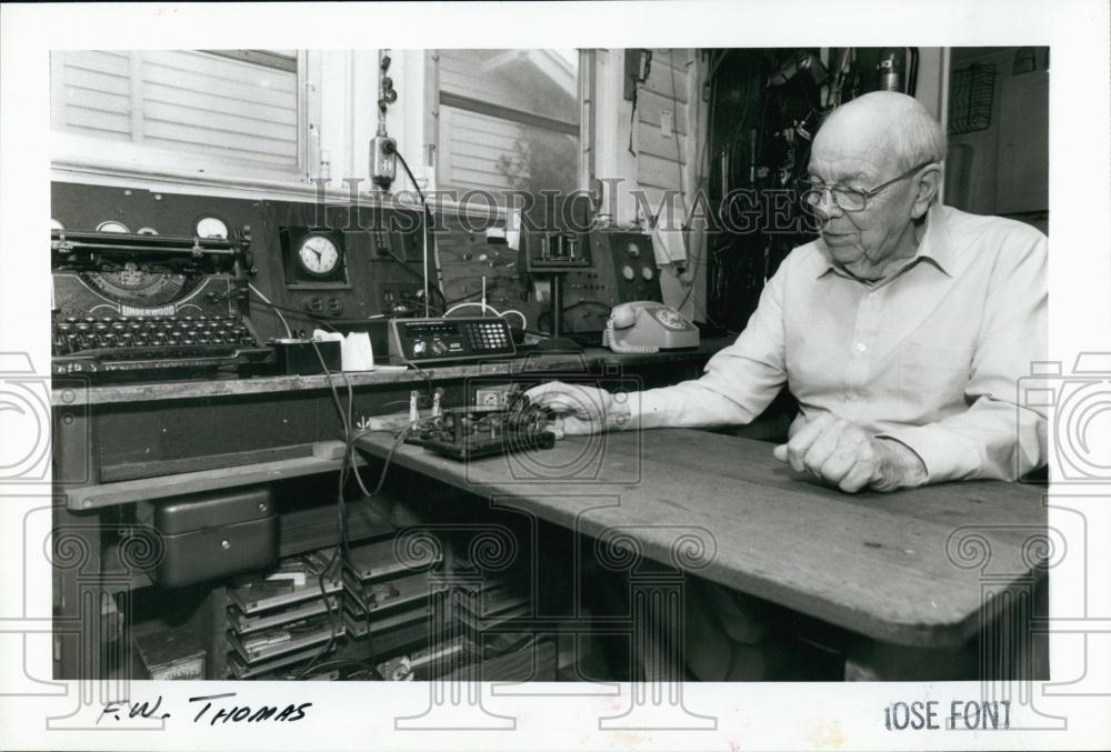 1985 Press Photo FW Thomas Communication with Morse Code - RSL67569 - Historic Images