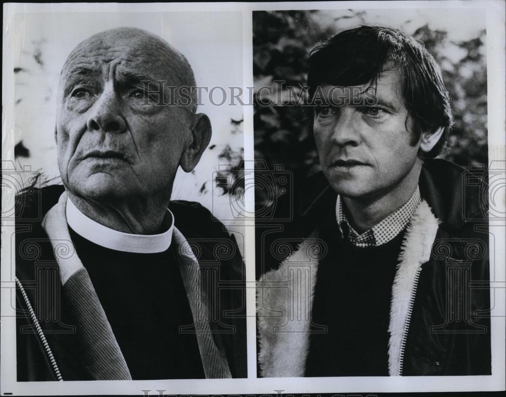 1974 Press Photo Dean Jagger and Tom Courtenay in &quot;I heard the Owl Call my Name&quot; - Historic Images