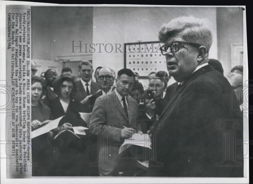 1964 Press Photo George Reedy Press Secretary briefing Newsman - RSL05761 - Historic Images