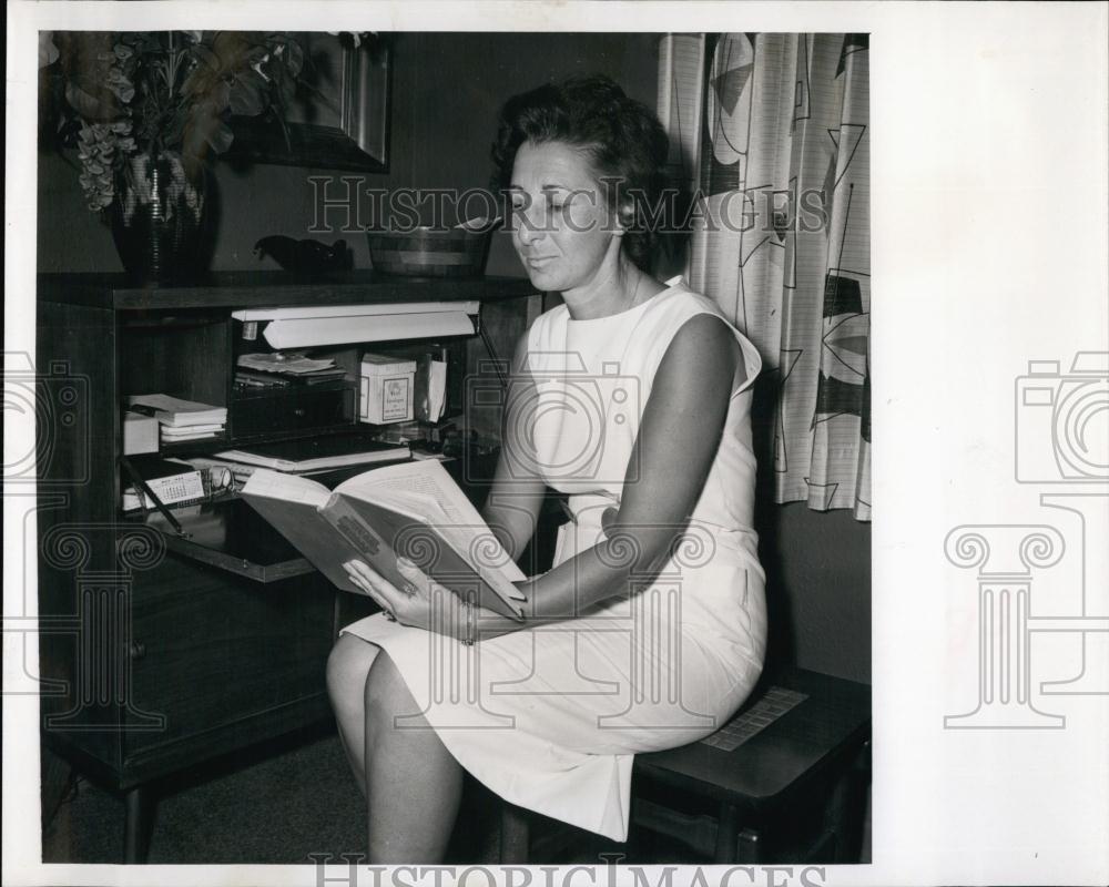 1965 Press Photo Mrs Max Weiss reading her favorite book by American author - Historic Images