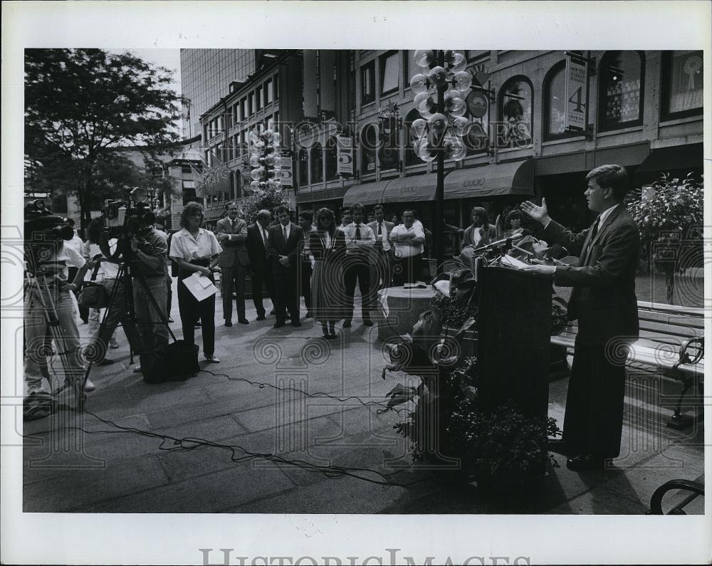 1990 Press Photo Richard Iannell, Boston code enforcement for "Best" awards - Historic Images
