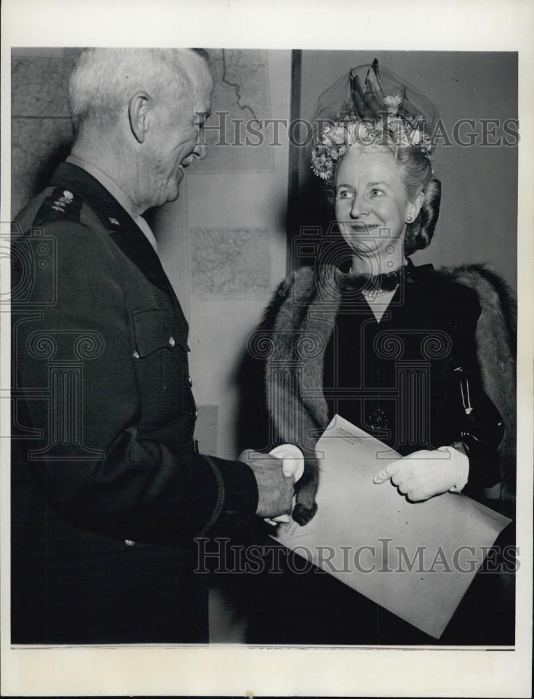 1947 Press Photo Inez Robb International News Service Feature Writer Receives - Historic Images