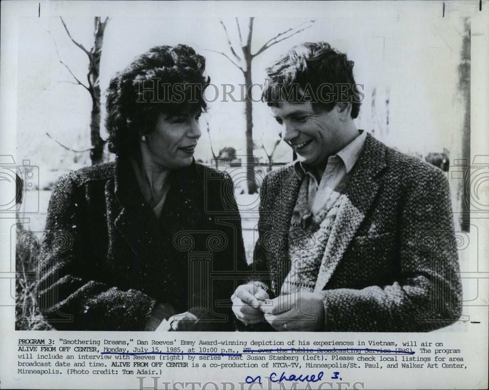 1983 Press Photo Dan Reeves, star of &quot;Smothering Dreams&quot; talks to Susan Stamberg - Historic Images