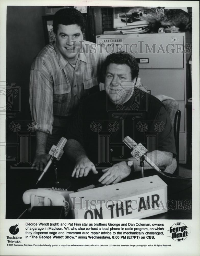 1995 Press Photo Actor George Wendt, Pat Finn in "George Wendt Show" CBS - Historic Images