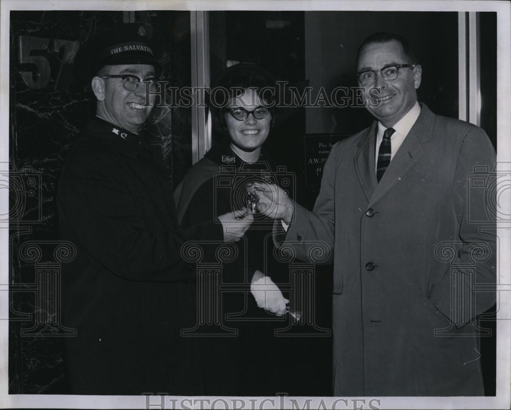 1964 Press Photo Salvation Army, FW Perry, Maj Wm Hazzard &amp; Maj Howe - RSL88519 - Historic Images