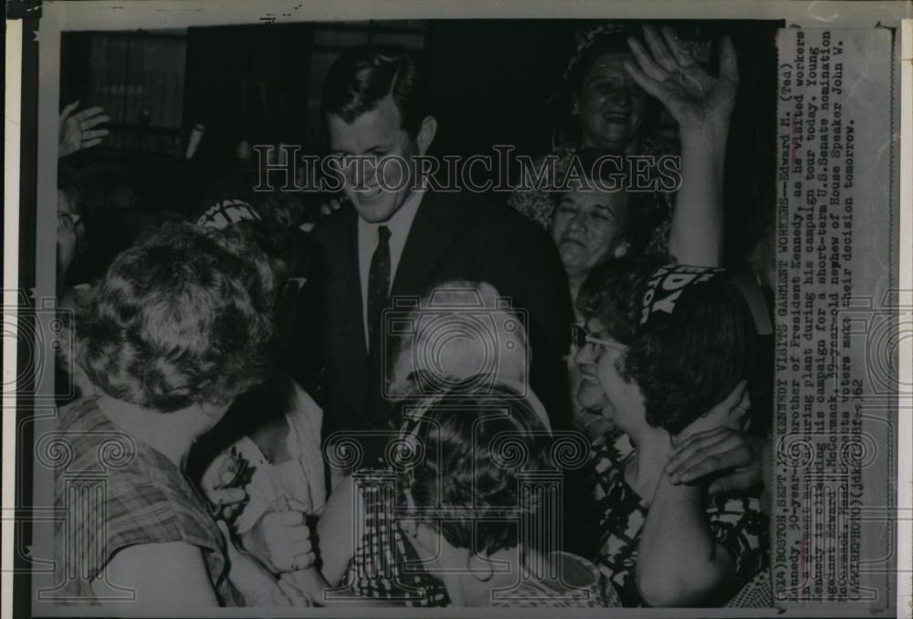 1962 Press Photo Edward M Ted Kennedy visiting workers campaign - RSL95377 - Historic Images