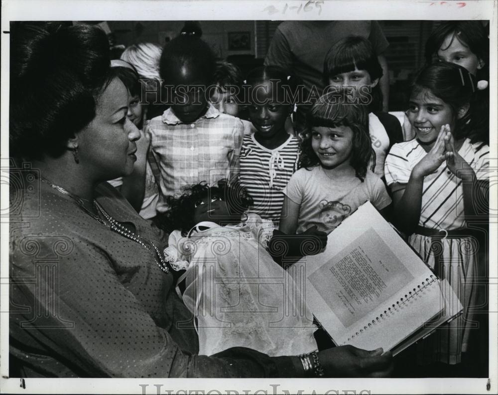 1984 Press Photo Teacher Barbara Williams &amp; pupils at Shore Acres elementary - Historic Images