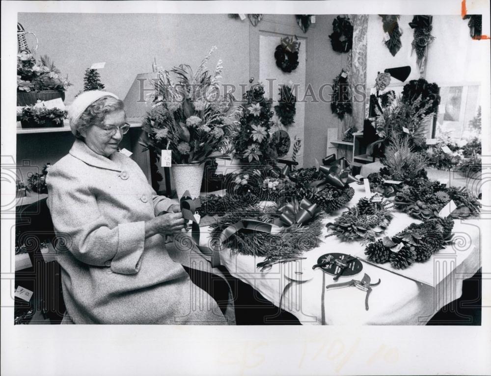 1973 Press Photo Woman Assembling Hand Made Wreaths and Bows - RSL67003 - Historic Images