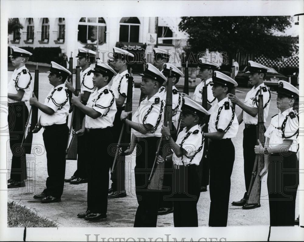 1983 Press Photo Veterans Day parade in St Petersburg, Florida - RSL98357 - Historic Images