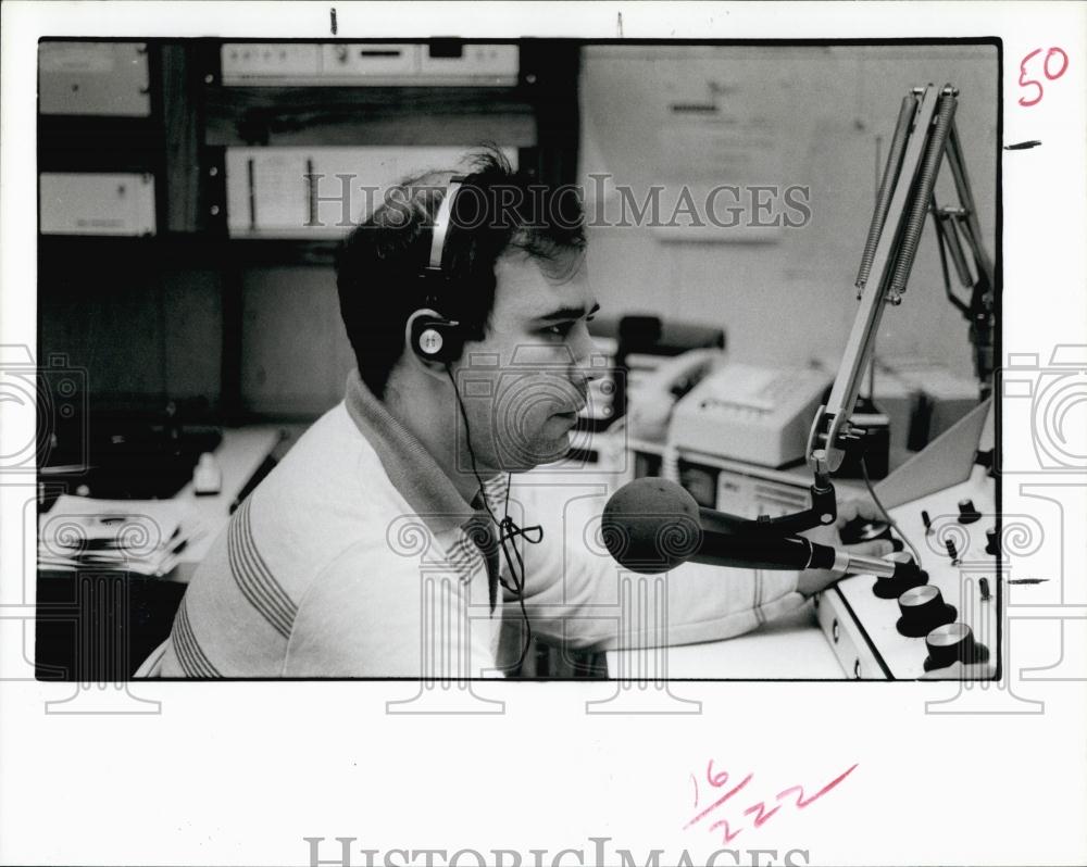 1985 Press Photo Jorge Capdevila of WYOU-AM radio broadcast in Tampa, Fla - Historic Images