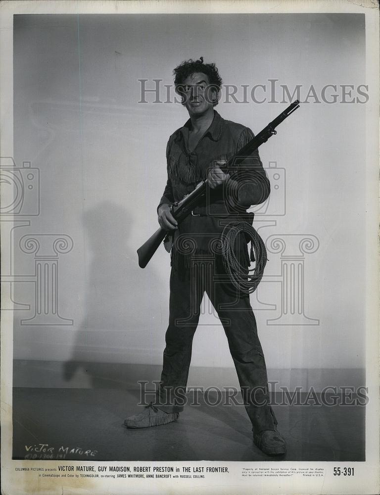 1955 Press Photo Actor Victor Mature stars in &quot;The Last Frontier&quot; - RSL80981 - Historic Images