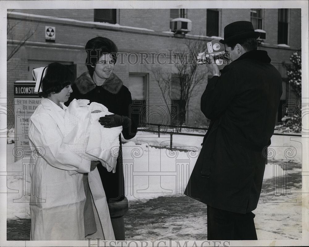 1963 Press Photo Photographer David Marlin and wife - RSL89709 - Historic Images