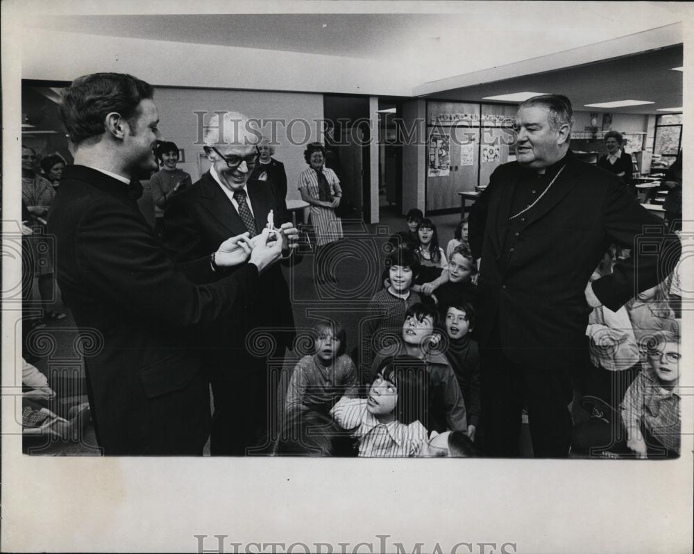 1972 Press Photo John Cardinal Wright visiting a school in Boston - RSL40431 - Historic Images