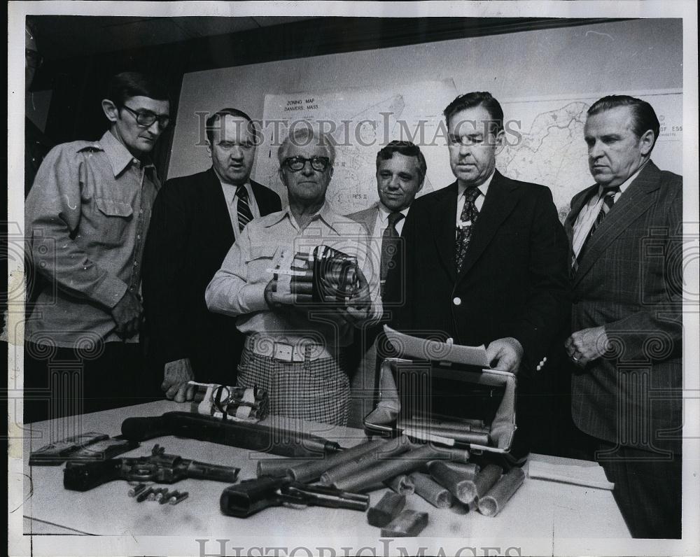 1976 Press Photo Mass police bomb expert Joe Sainato & dynamite bomb - RSL90457 - Historic Images