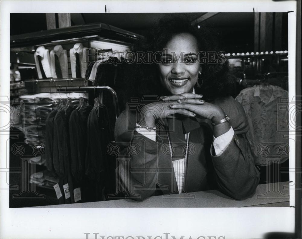 1987 Press Photo Constance Mitchell, Manager of Bay Area Airport Retail Shop - Historic Images