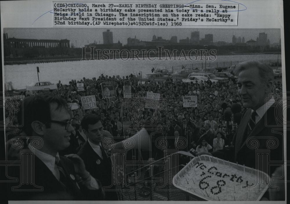 1968 Press Photo SenEugene McCarthy hold a birthday Cake from supporters - Historic Images