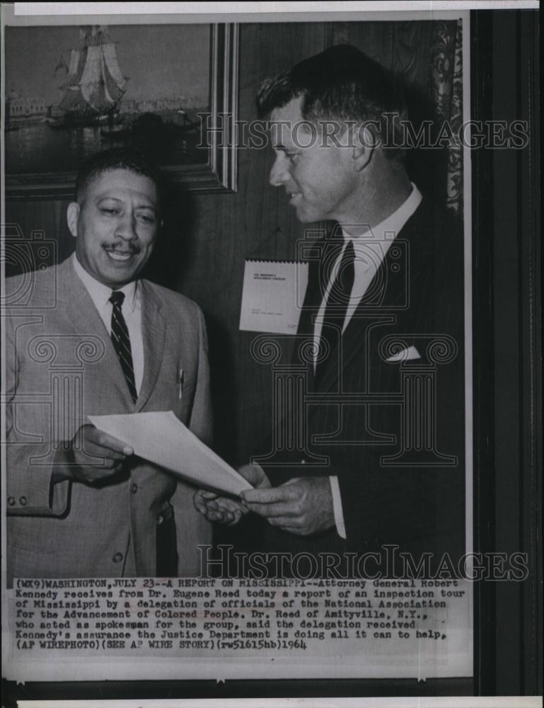 1964 Press Photo AttyGenRobert Kennedy received report to DrEugene Reed - Historic Images