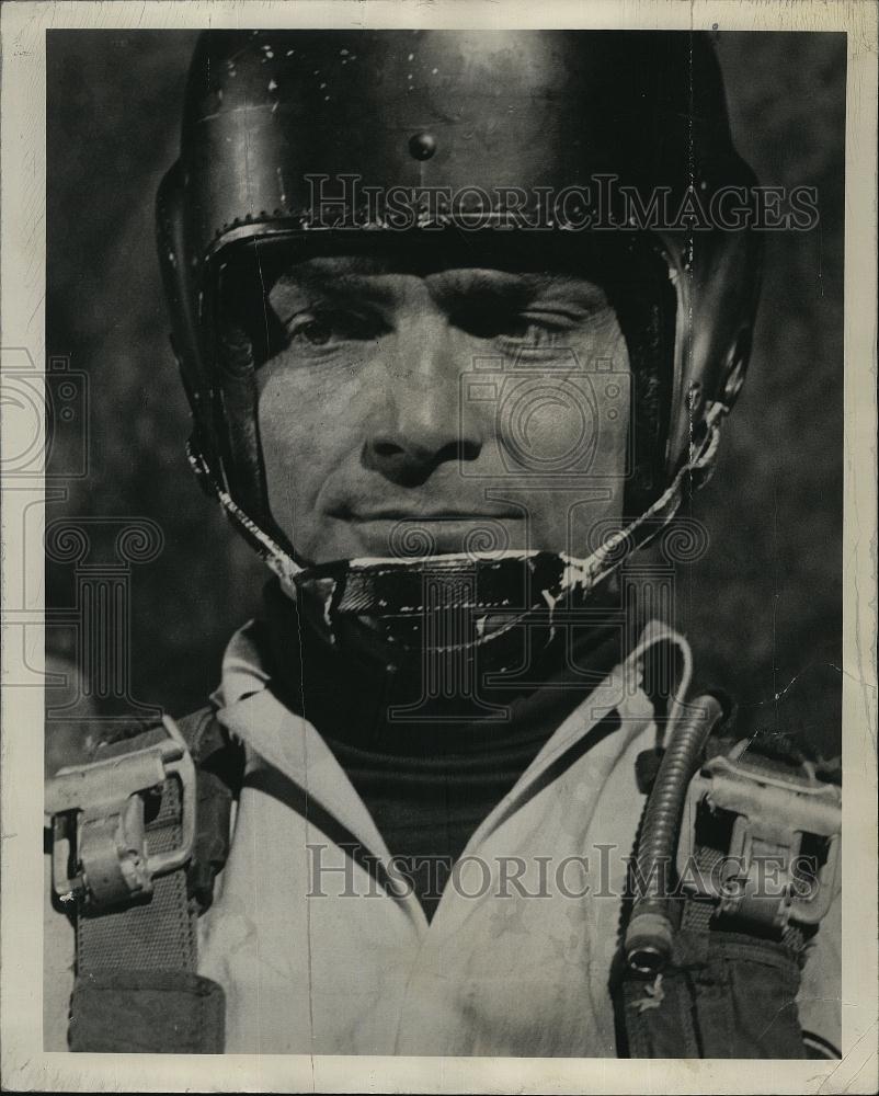 1962 Press Photo Actor Larry Pennell takes on skydiving - RSL81845 - Historic Images