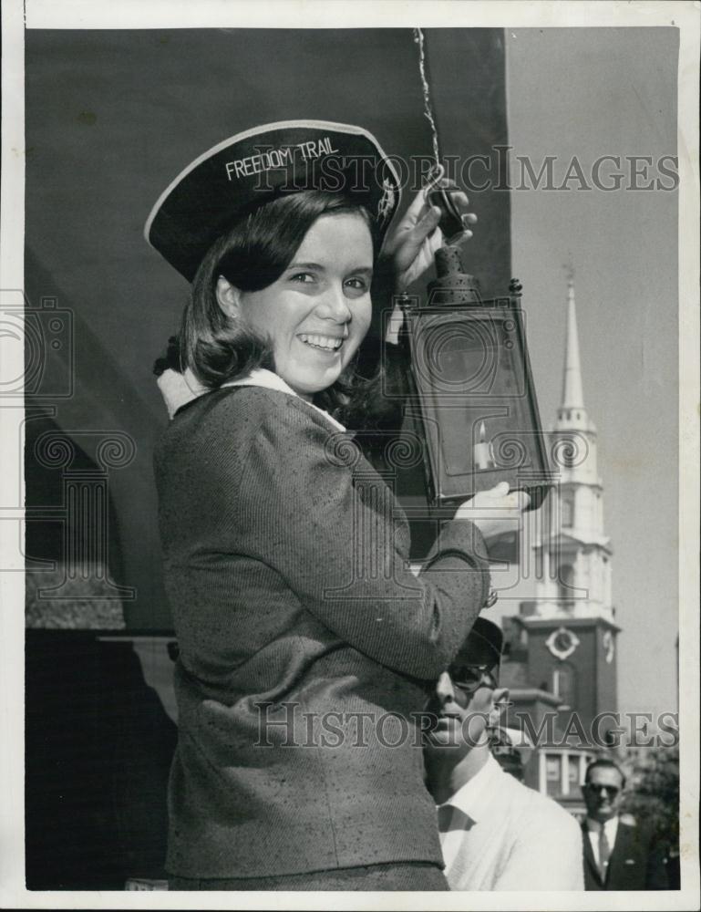 1968 Press Photo Patricia Collins Hangs Freedom Lamp - RSL02723 - Historic Images